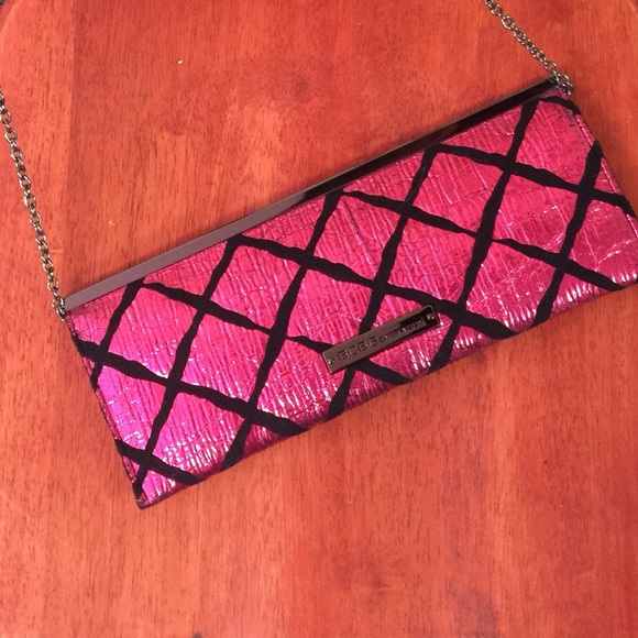 🎉HP🎉 New BCBG Shiny Pink Clutch Foiled Metallic Chainlink - Picture 1 of 6